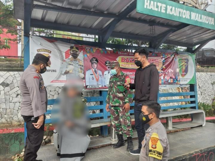Diduga ODGJ, Wanita ini Shalat di Depan Gereja! Polsek TBU Bergerak Cepat Atasi Masalah